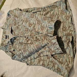 Patagonia button front shirt with roll up sleeve button good condition Size 4